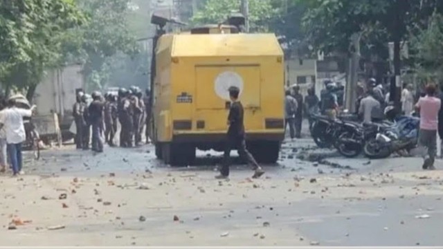 উত্তরা শ্রমিক-পুলিশ সংঘর্ষে আহত অর্ধশতাধিক, বকেয়া বেতন ও ৩০ হাজার টাকা মজুরির দাবি